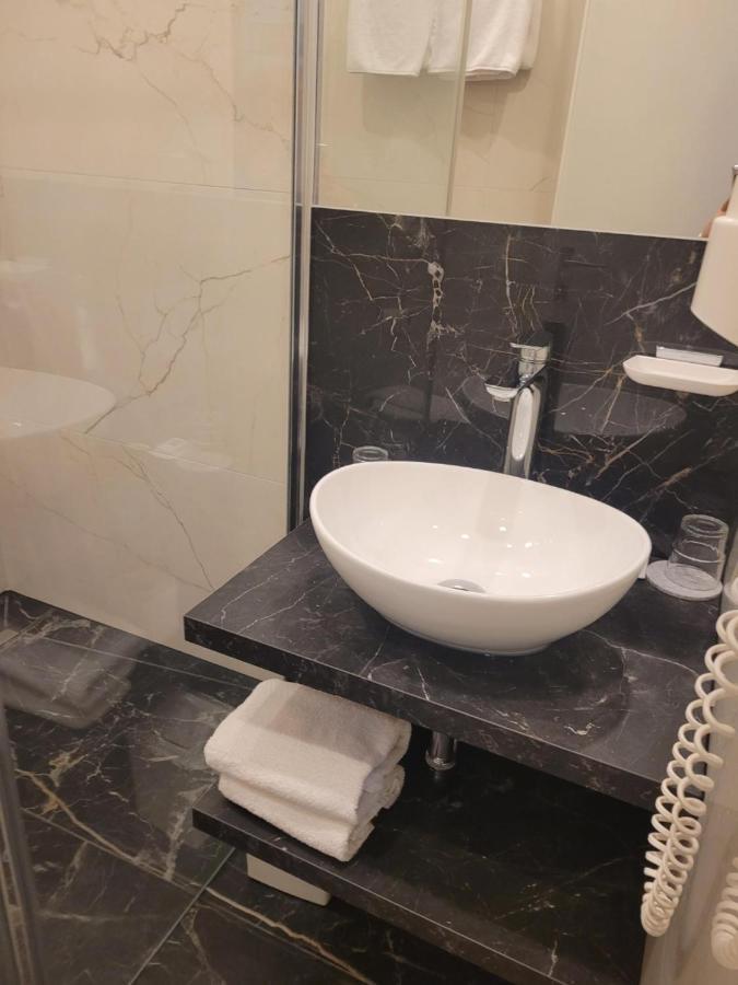 Hotel Restaurant Ruppert Walluf Bagian luar foto